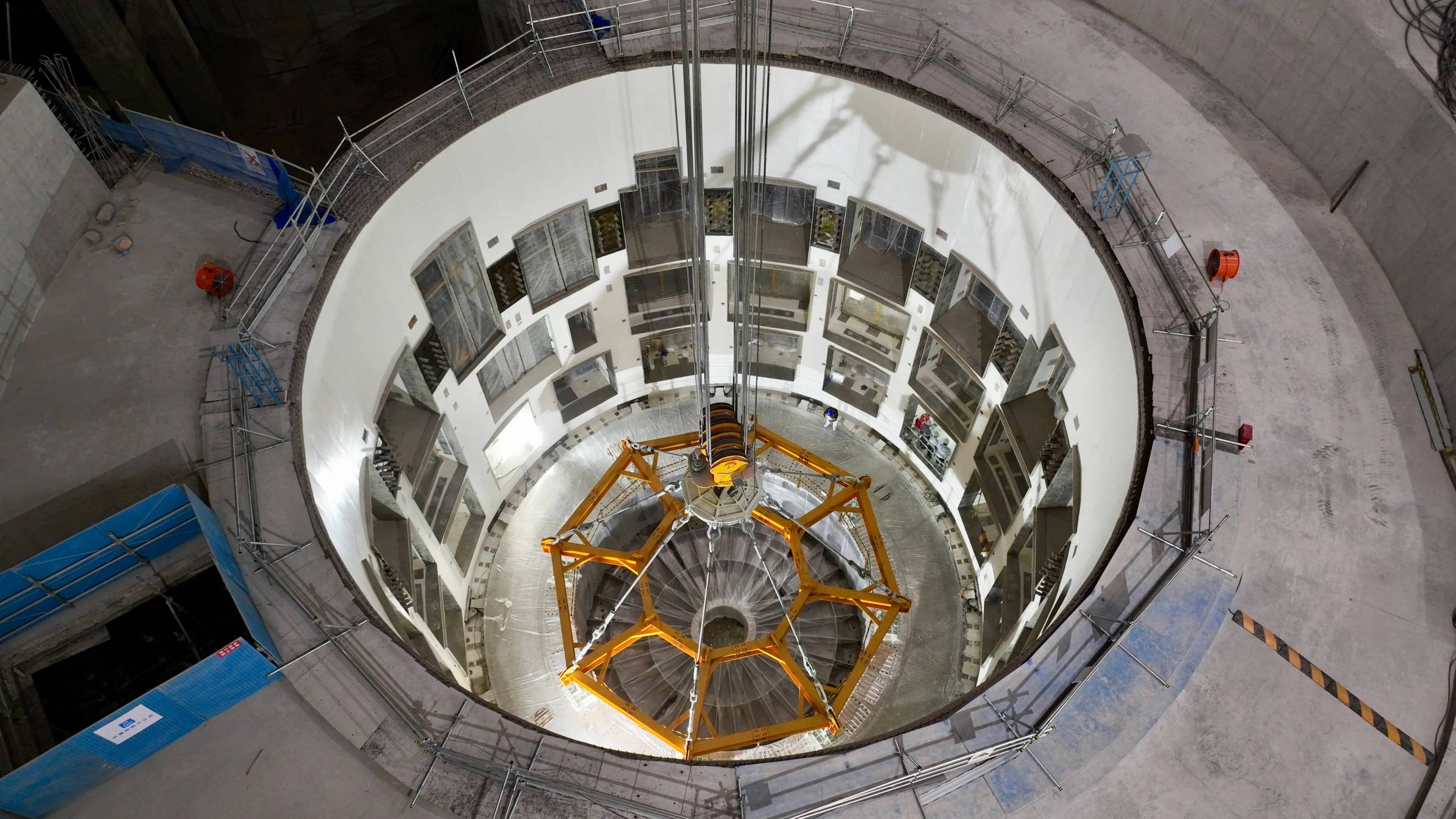 Shaking Table Test on Seismic Structure of a Pool-type Heating Reactor Building